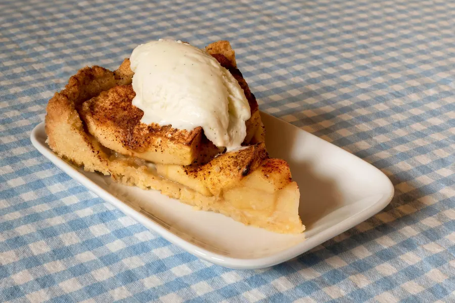 焼きりんごのケーキにバニラアイスを添えて