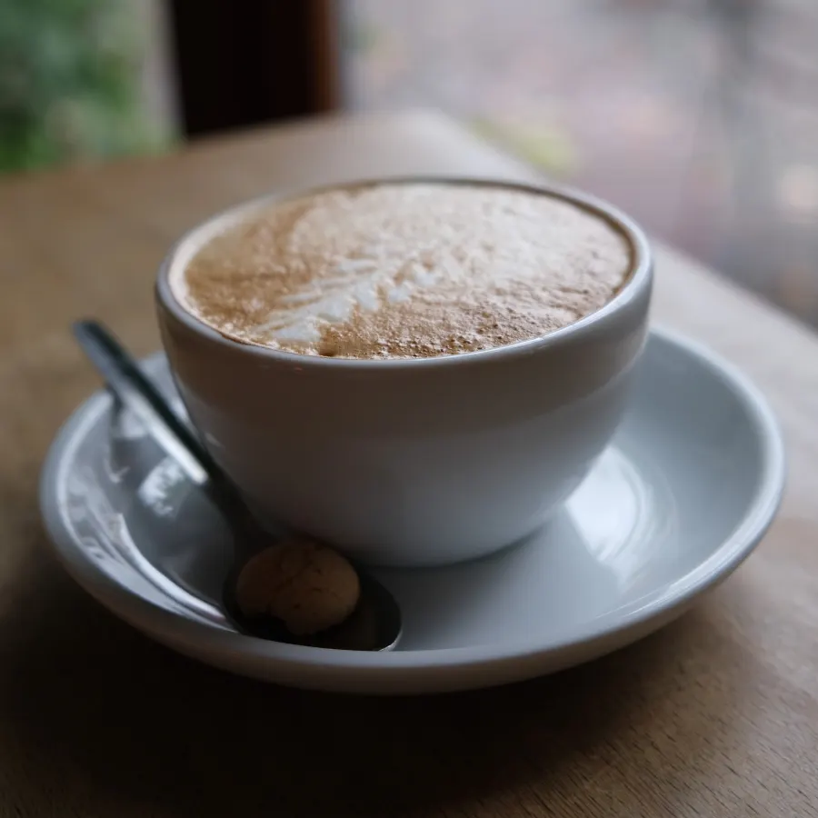 カップに入ったカプチーノ