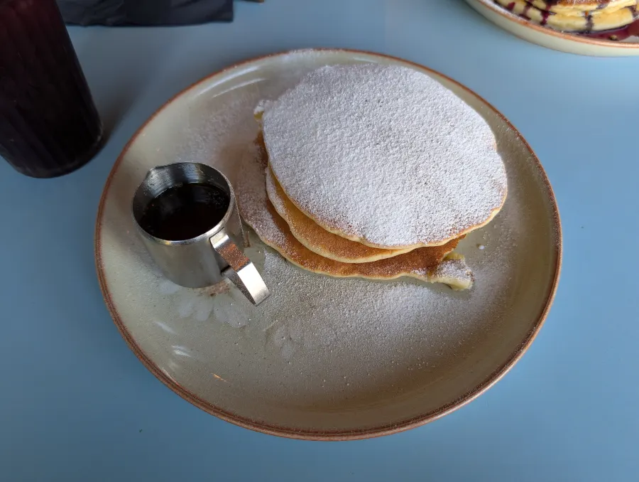 粉砂糖をかけたふわふわパンケーキ