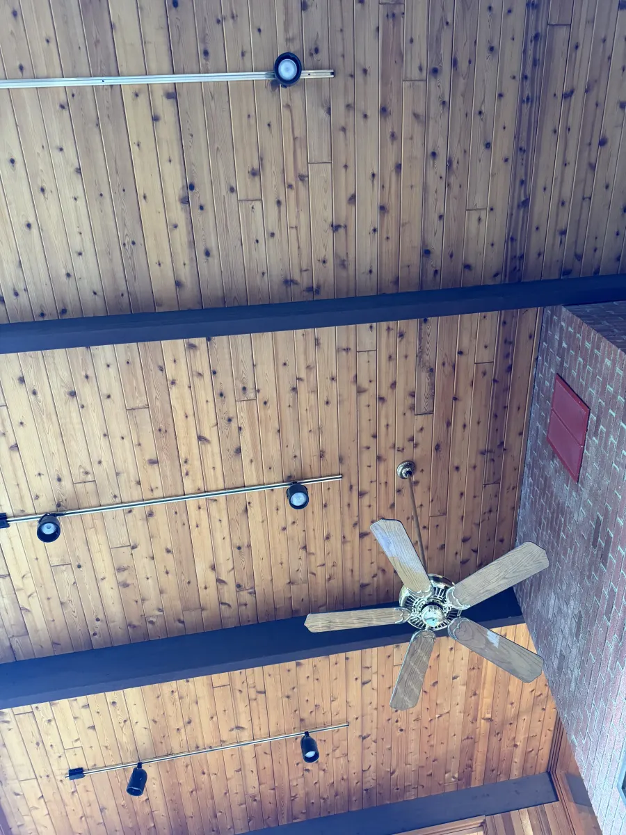 杉板張りの天井と太い梁のある吹き抜け